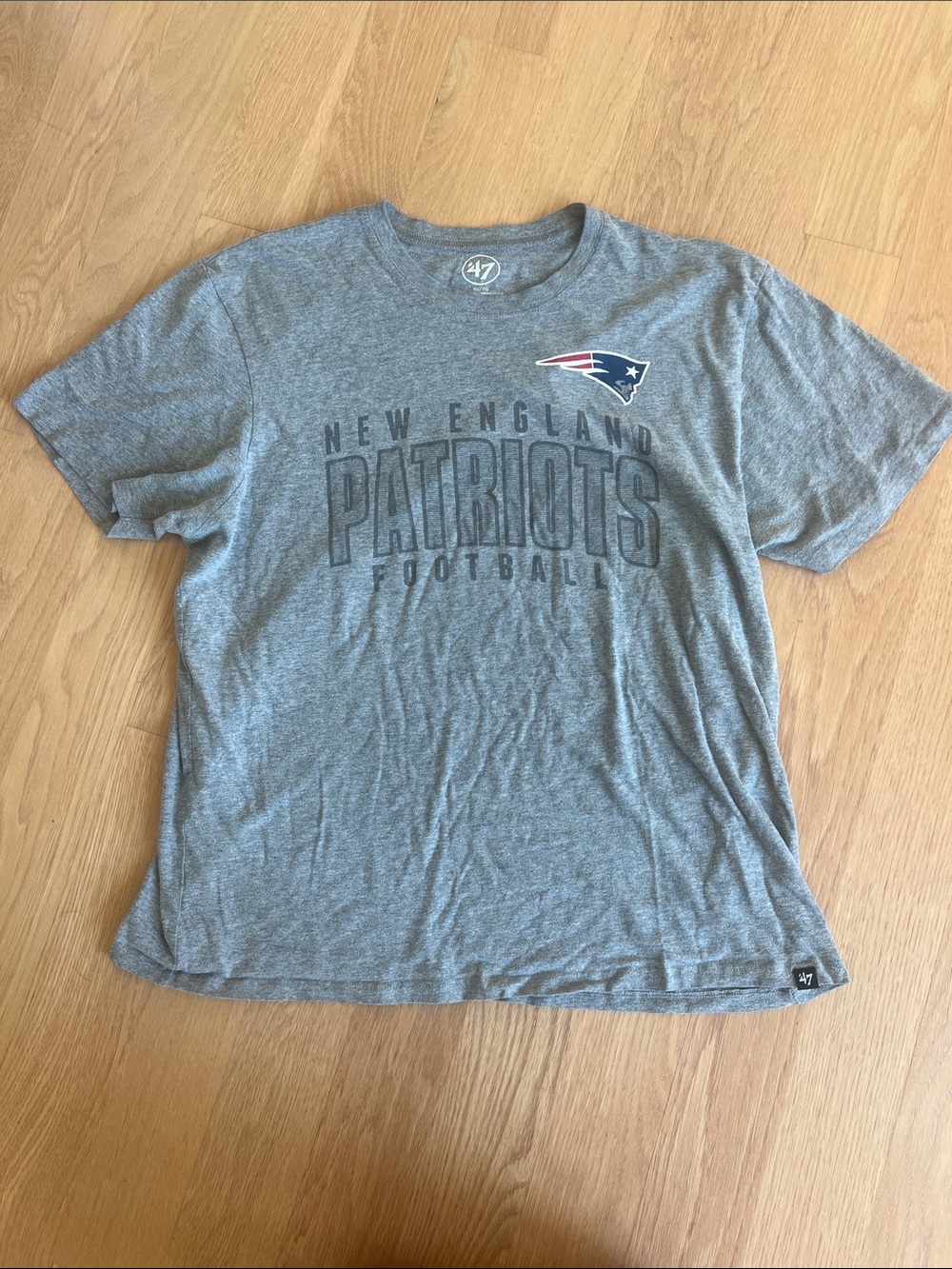 47 New England Patriots Heather Gray Graphic Tee with Team Logo